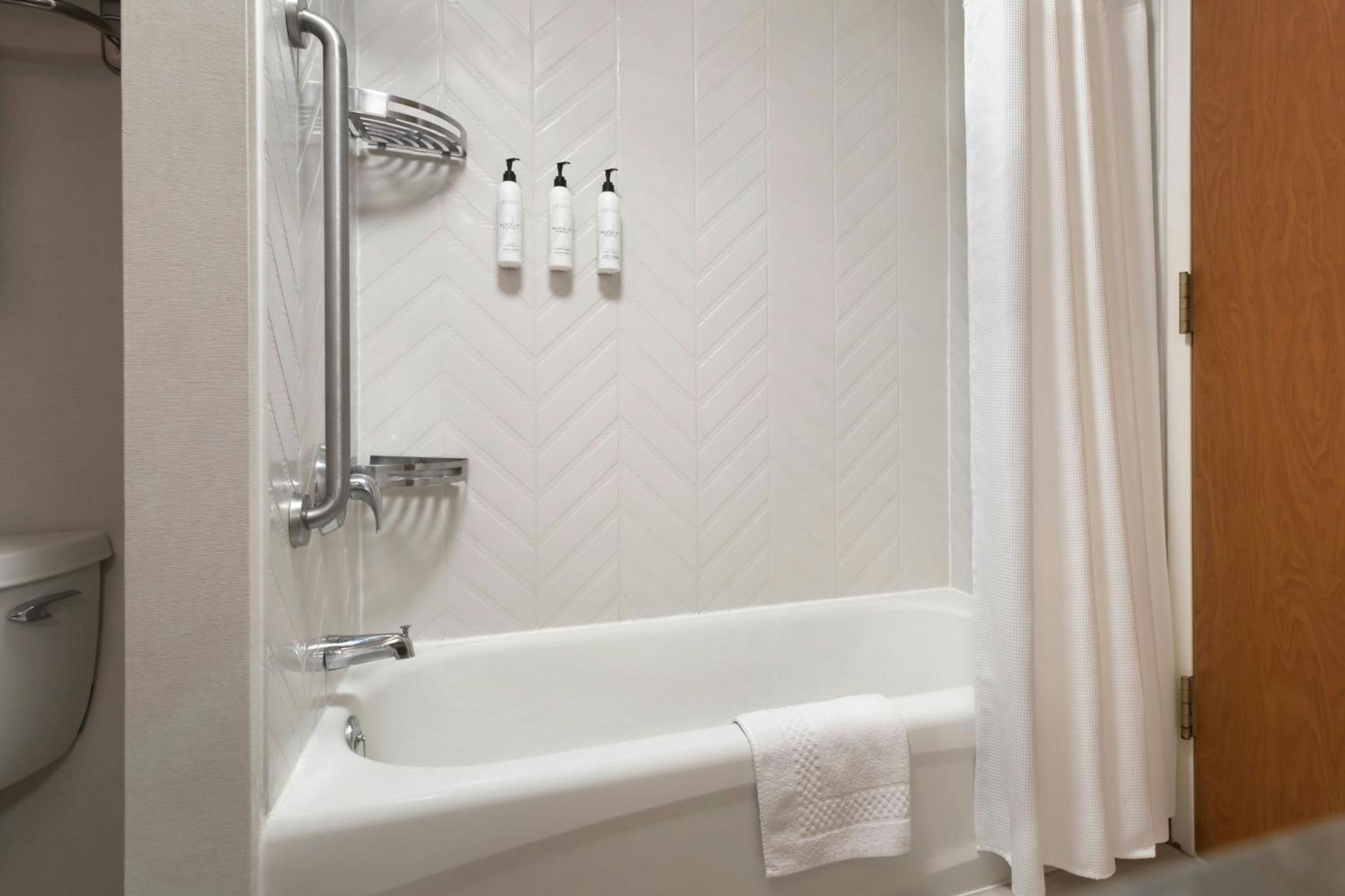 Fairfield Inn & Suites Woodbridge Avenel Ngoại thất bức ảnh